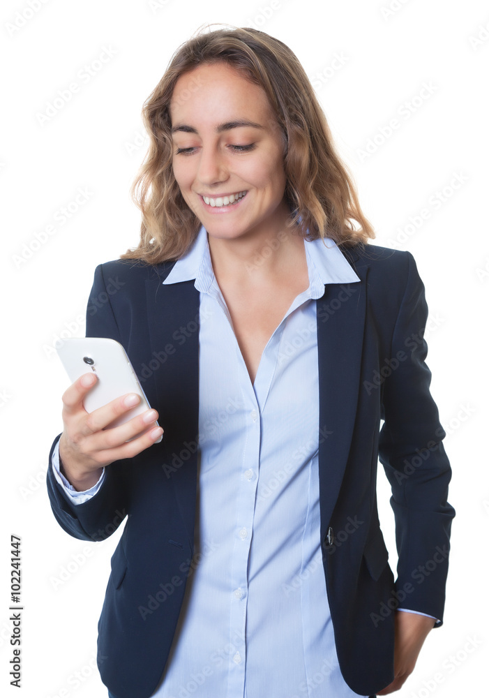Junge Geschäftsfrau mit blonden Haaren schreibt Nachricht am Smartphone Junge Geschäftsfrau mit blonden Haaren schreibt Nachricht am Smartphone