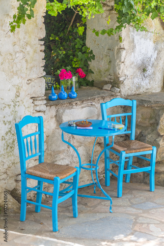 Traditional greek tavern in the narrow streets of Mykonos, Greec © inbulb1