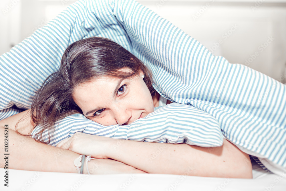 Giovane ragazza nel letto Giovane ragazza nel letto