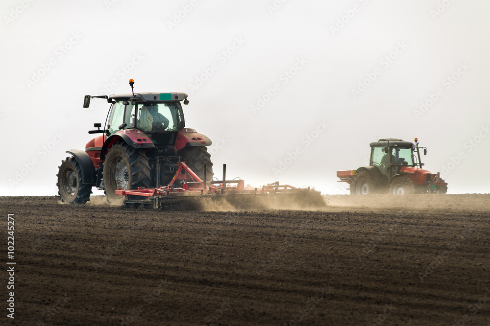 Obraz premium Tractors preparing land