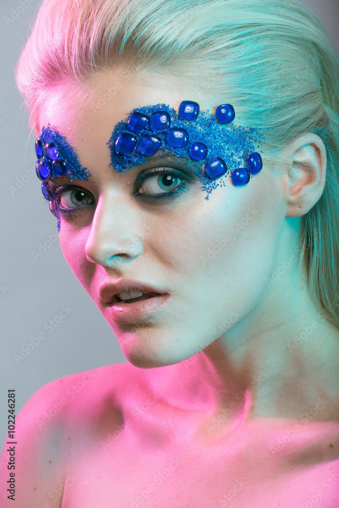 Obraz dziewczyny blondynka z kreatywnych makijaż z kamieniami z colore