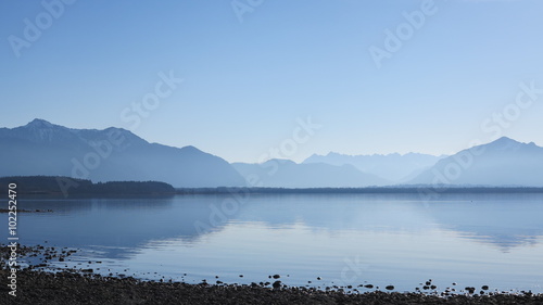 Schöner Chiemsee und die bayerischen Alpen