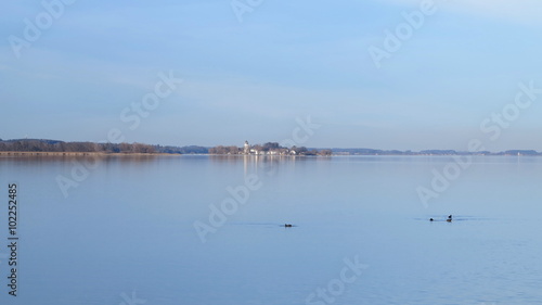 Chiemsee und Fraueninsel in Deutschland in Bayern © in-foto-backgrounds