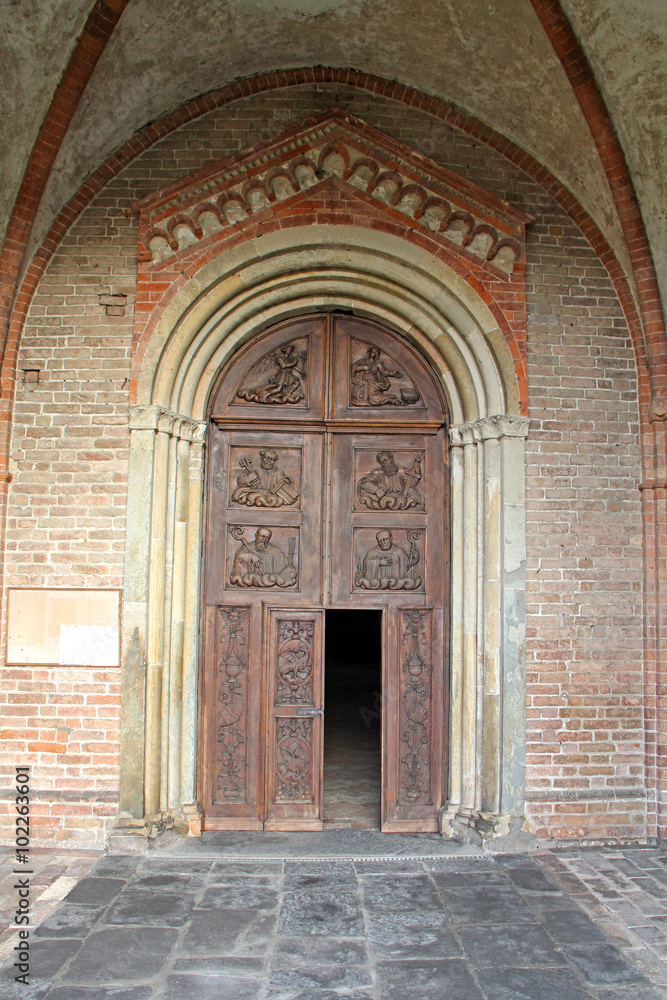 abbazia di Abbadia Cerreto; portale della chiesa dei Santi Pietro e Paolo