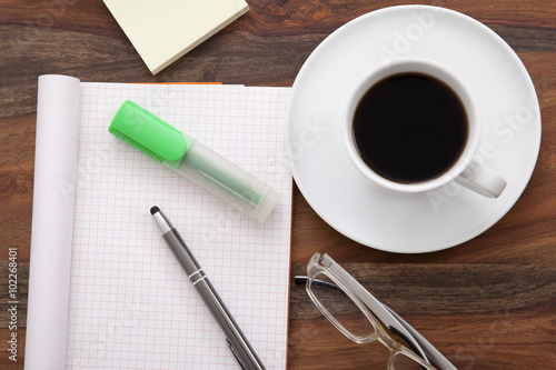 Büro Schreibtisch mit Kaffee, leerem Zettel, 