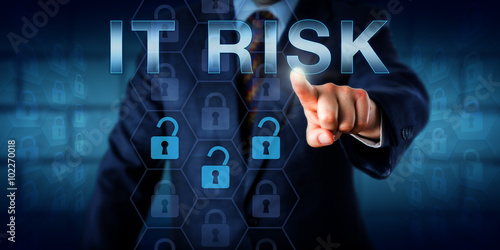 Valokuva IT Manager Pressing IT RISK Onscreen