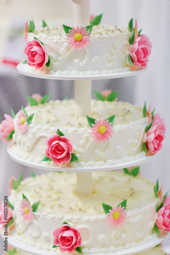 White wedding cake decorated with flowers White wedding cake decorated with flowers