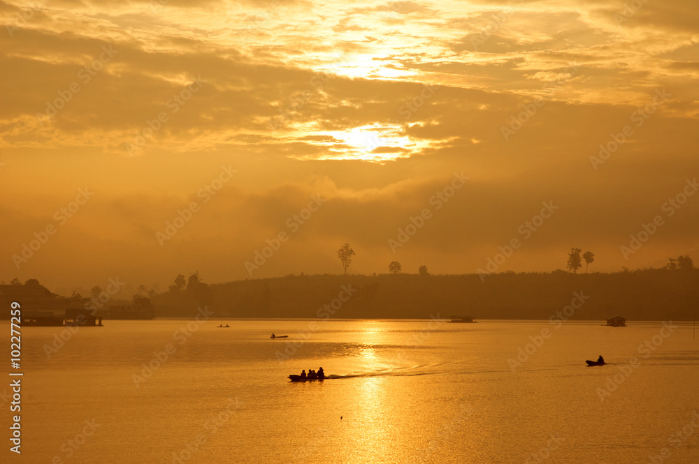 Obraz premium The atmosphere the morning at Sangkhla Buri District