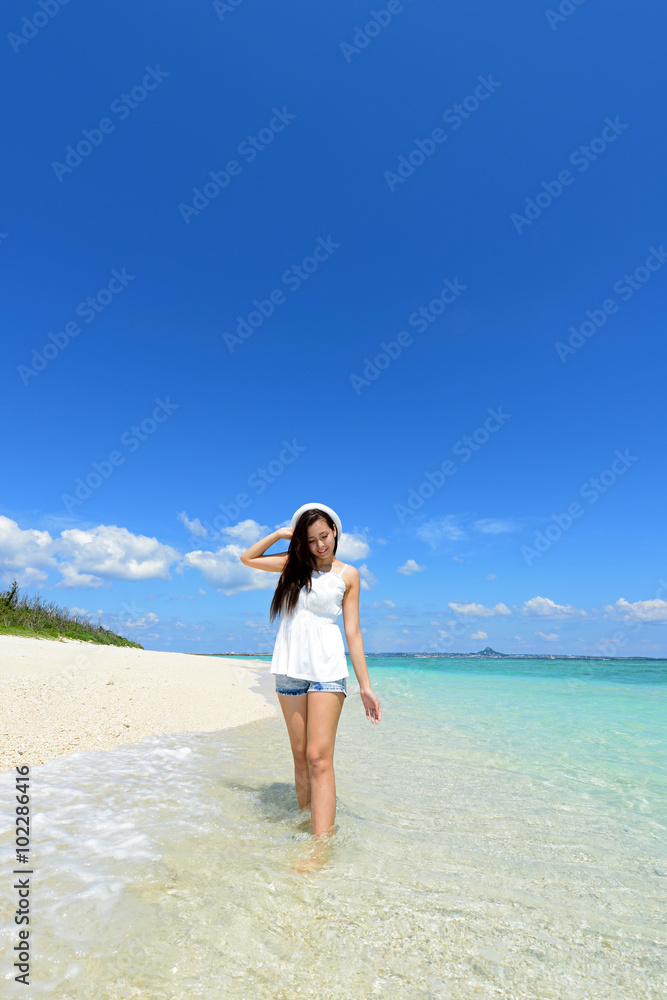 美しい沖縄のビーチでくつろぐ女性