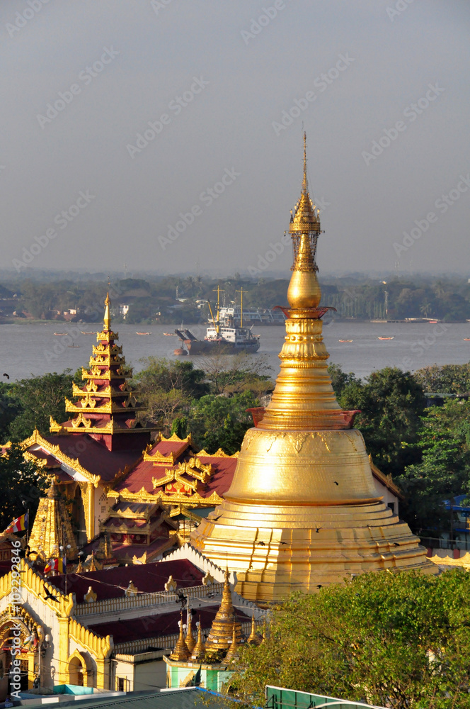 Fototapeta premium Botataung Pagoda in Yangon, Myanmar.