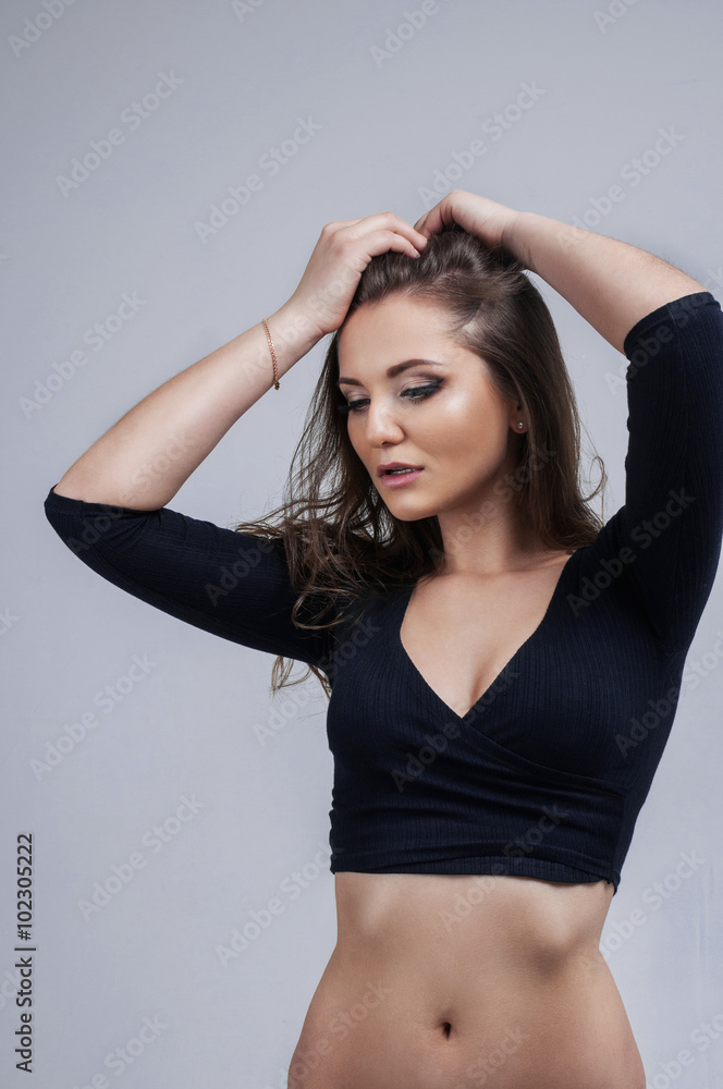 Fototapeta premium młoda zmęczona kobieta w bólu stres ból głowy, trzymając ręce za głowę, portret kobiety na białym tle migreny