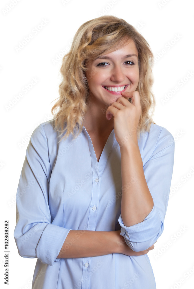 Moderne Frau mit blonden Locken schaut zur Kamera Moderne Frau mit blonden Locken schaut zur Kamera
