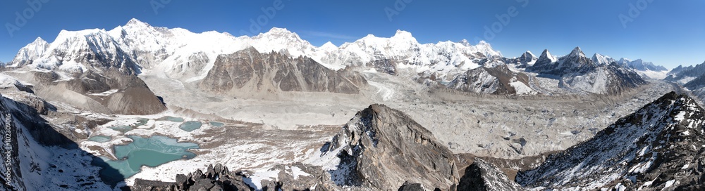 Beautiful panoramic view of Mount Cho Oyu and Everest