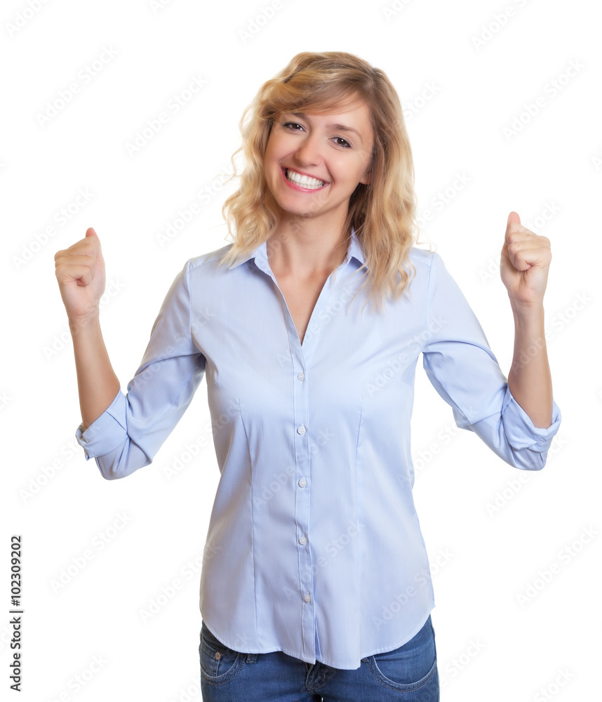 Erfolgreiche Frau mit blonden Locken jubelt Erfolgreiche Frau mit blonden Locken jubelt