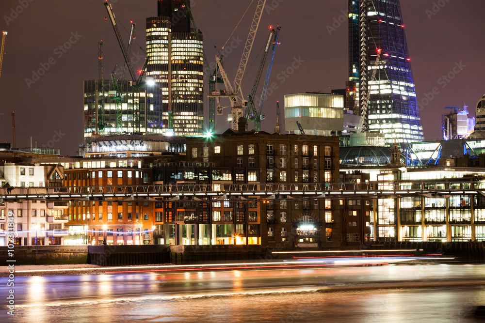 Obraz premium London nights from the piers with Canary Wharf view