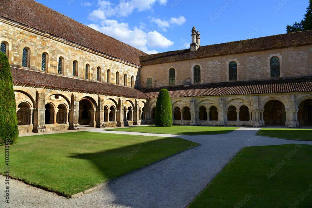 Kreuzgang und Garten, Kloster Fontenay / Burgund, Frankreich