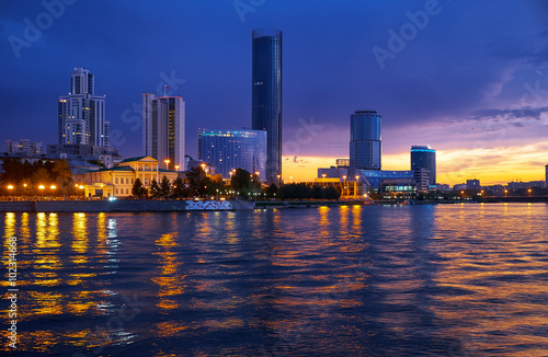 Foto Yekaterinburg skyline at night time