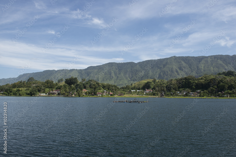 Lago Toba con campos de cultivos y casas de madera Batak. Tuktuk, Sumatra, Indonesia 