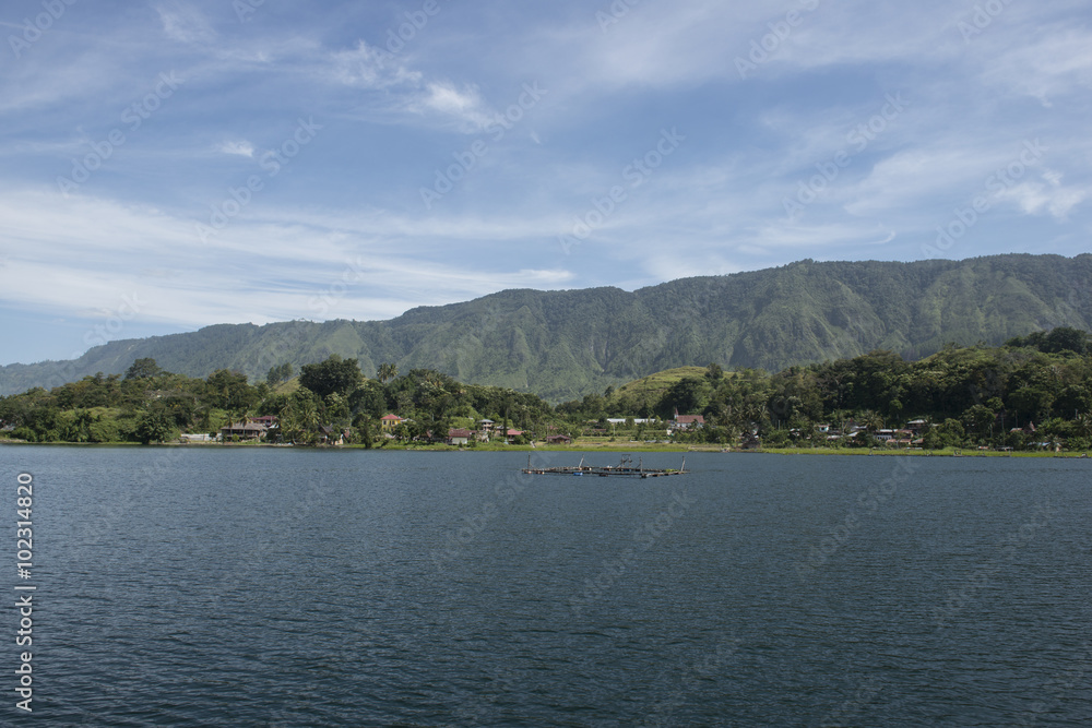 Lago Toba con campos de cultivos y casas de madera Batak. Tuktuk, Sumatra, Indonesia Lago Toba con campos de cultivos y casas de madera Batak. Tuktuk, Sumatra, Indonesia