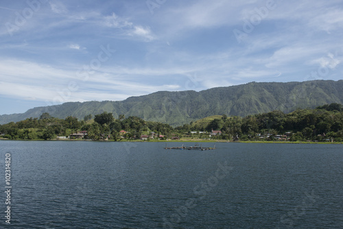 Lago Toba con campos de cultivos y casas de madera Batak. Tuktuk, Sumatra, Indonesia 