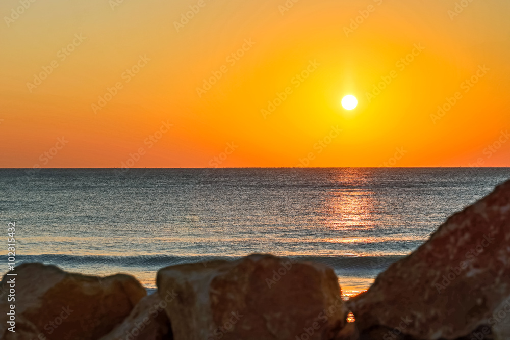 Goldene Morgensonne über dem Meer