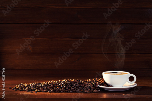 Kaffeetasse mit Kaffeebohnen und Holz Hintergrund