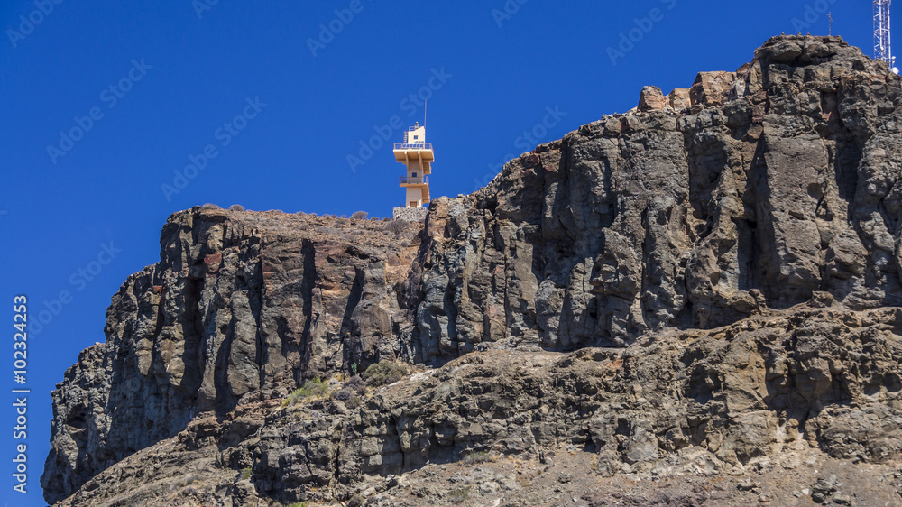 Aussichtsturm auf einem Bergmassiv Aussichtsturm auf einem Bergmassiv