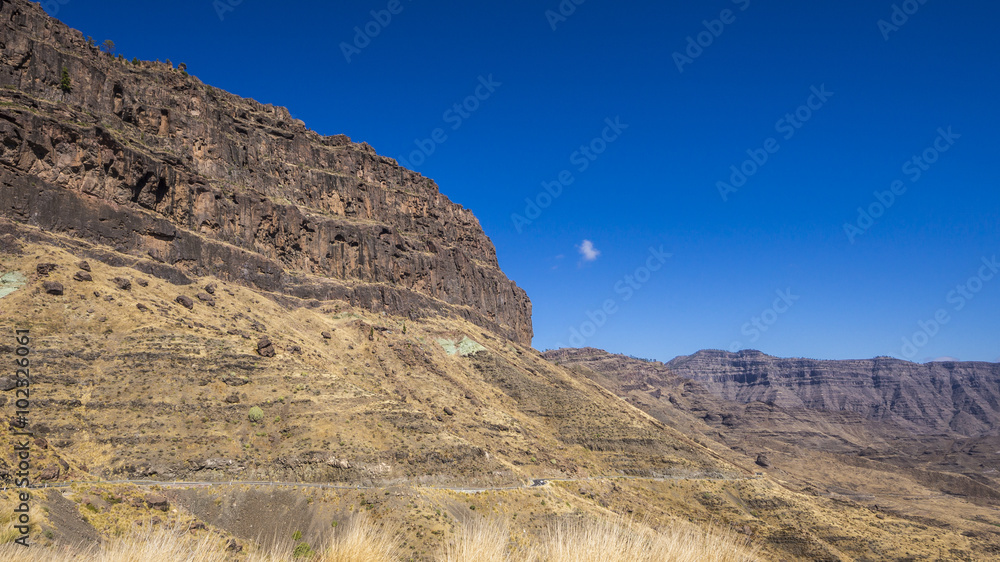 Bergstraße entlang steiler Bergmassive auf Gran Canaria Bergstraße entlang steiler Bergmassive auf Gran Canaria