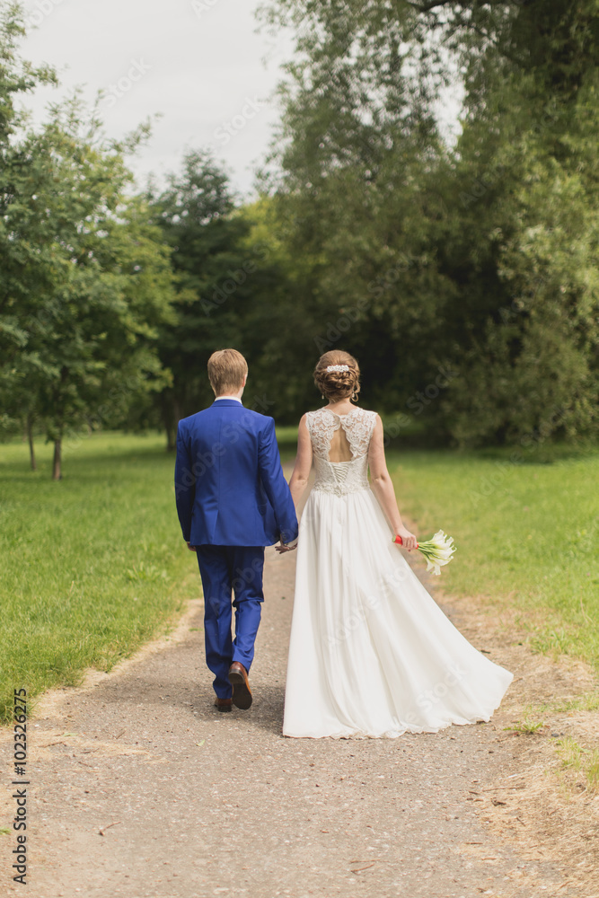Wedding newlyweds walk in park