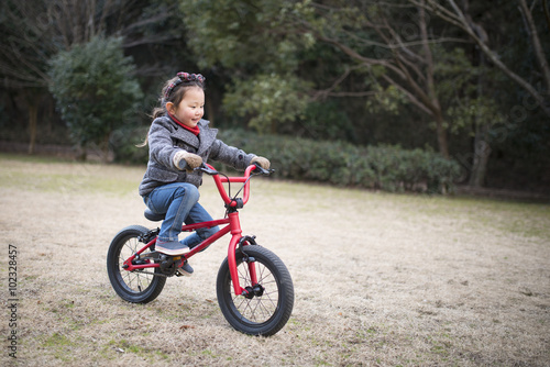 自転車で遊ぶ女の子