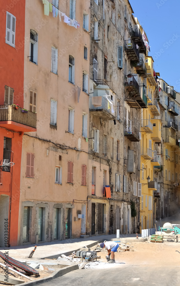 travaux de voirie dans rue ancienne de Bastia avec ses immeubles défraîchis