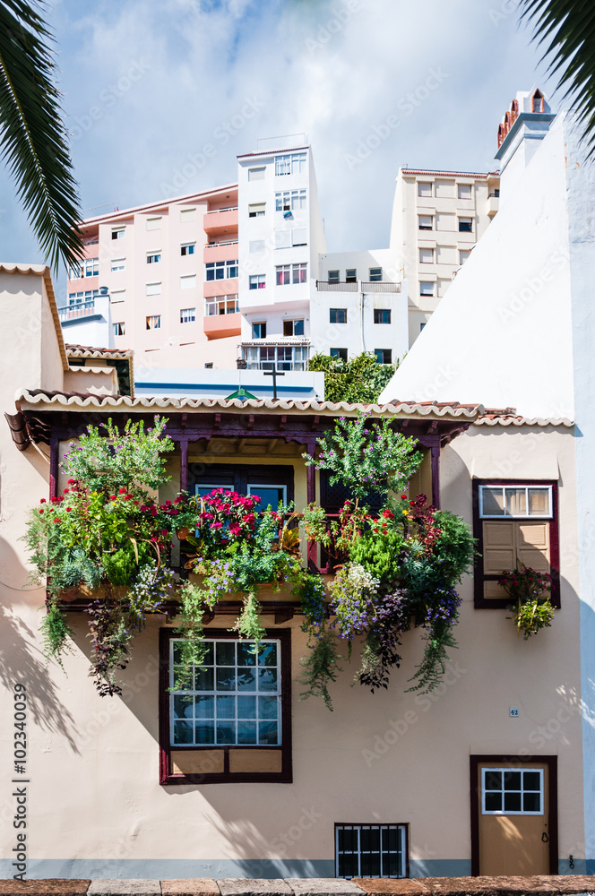 Fototapeta premium Balkonhäuser in der Avenida Maritima in Santa Cruz; La Palma, Kanaren, Spanien