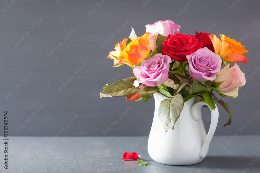 Naklejka premium beautiful colorful rose flowers bouquet in vase