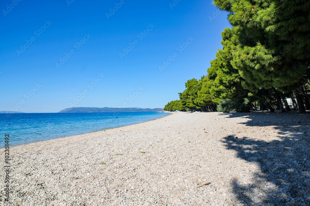 kiesstrand bei tucepi, dalmatien, kroatien kiesstrand bei tucepi, dalmatien, kroatien
