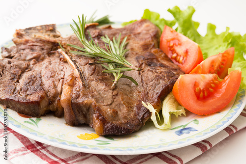 Fiorentina con contorno di verdure, T-bone steak with vegetables