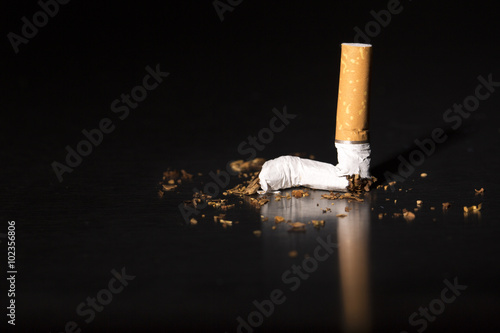 Foto closeup broken cigarette stop smoking