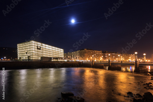 Foto Night view of the Palace of Congress, Kursal,  with the moon in the sky, in San