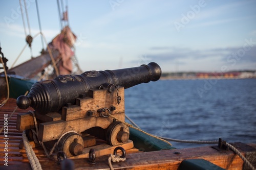 Fotografie Old wooden war ship with a cannon