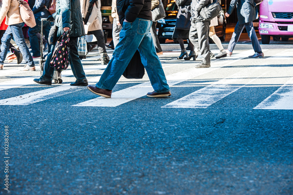 横断歩道を渡る人々の足 雑踏 横から撮影 Stock 写真 Adobe Stock