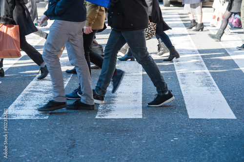 横断歩道を渡る人々の足,雑踏,横から撮影 © beeboys