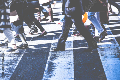 横断歩道を渡る人々の足 雑踏 横から撮影 Stock 写真 Adobe Stock 横断歩道を渡る人々の足 雑踏 横から撮影 Stock 写真 Adobe Stock