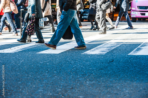 横断歩道を渡る人々の足 雑踏 横から撮影 Stock 写真 Adobe Stock 横断歩道を渡る人々の足 雑踏 横から撮影 Stock 写真 Adobe Stock