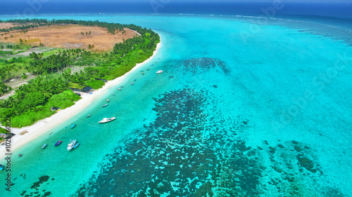 Shoreline of a tropical island in the Maldives and view of the I © BRIAN_KINNEY