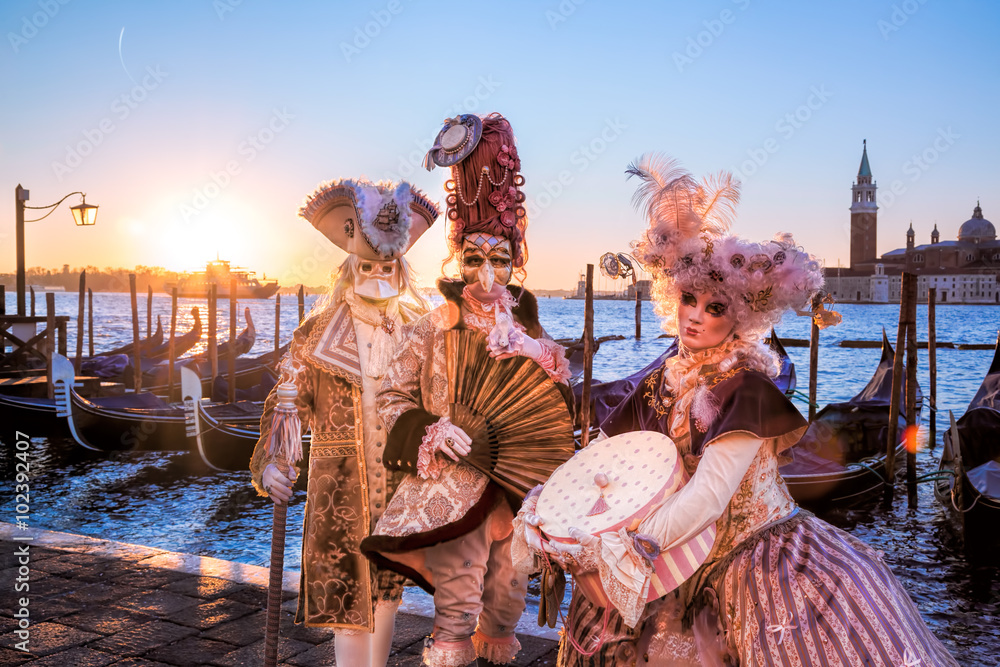Obraz premium Karnawałowe maski przeciw wschodowi słońca w Wenecja, Włochy
