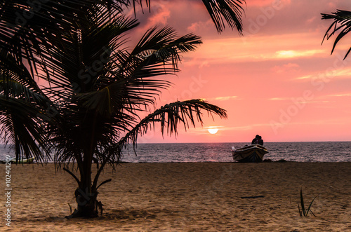 Liebespaar bei Sonnenuntergang am Strand