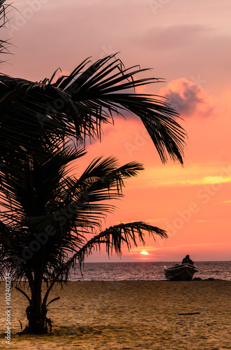 Liebespaar bei Sonnenuntergang am Strand © dietwalther