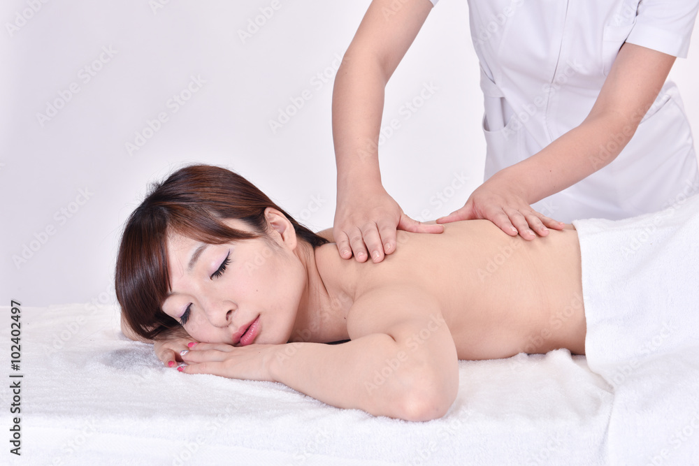 Obraz premium Women undergoing massage