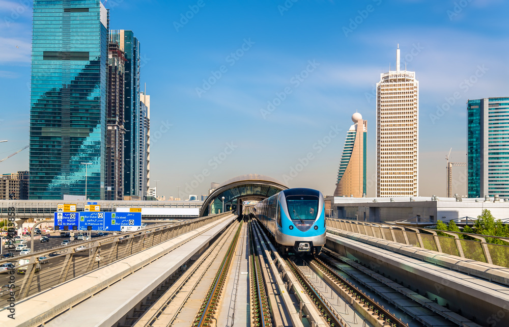Obraz premium Pociąg metra na czerwonej linii w Dubaju