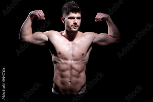 Sexy Mann nackter Oberkörper zeigt Muskeln Porträt © www.freund-foto.de
