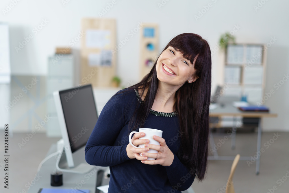 gut gelaunte frau an ihrem arbeitsplatz im büro gut gelaunte frau an ihrem arbeitsplatz im büro